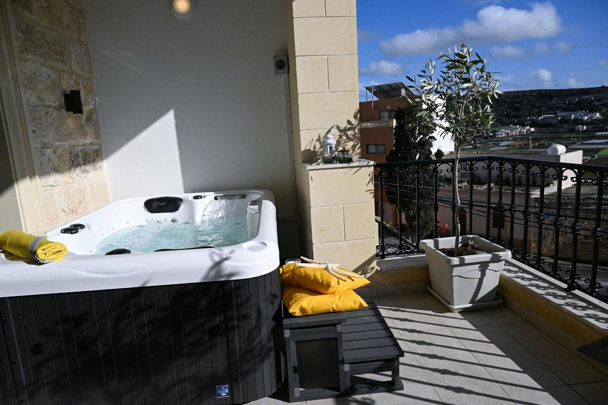 Fl 1 Ta'Lonza Luxury With Hot Tub By Homely Mellieħa Eksteriør billede