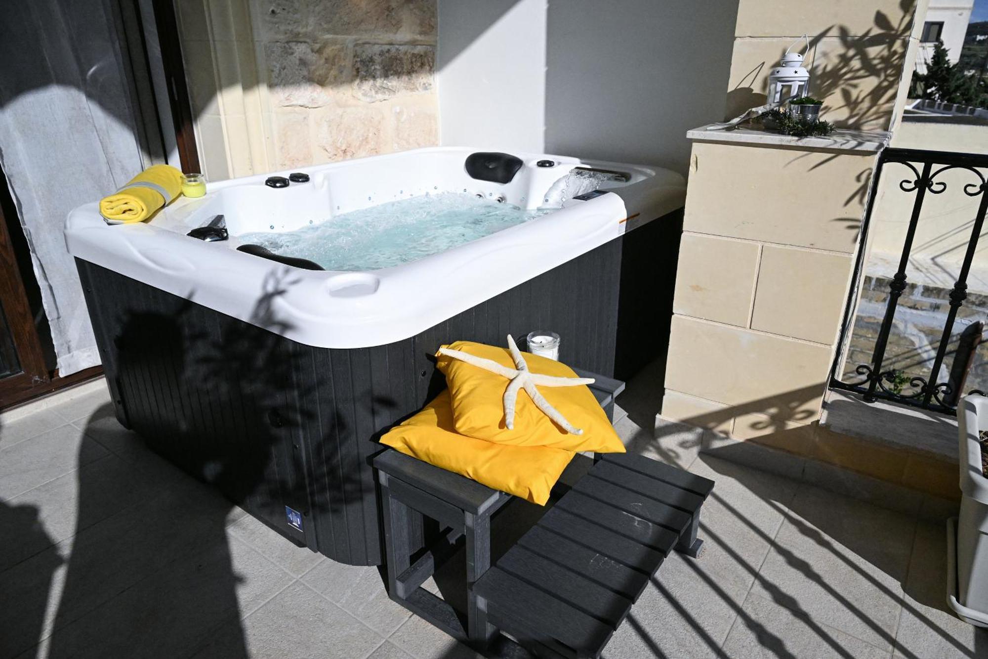 Fl 1 Ta'Lonza Luxury With Hot Tub By Homely Mellieħa Eksteriør billede