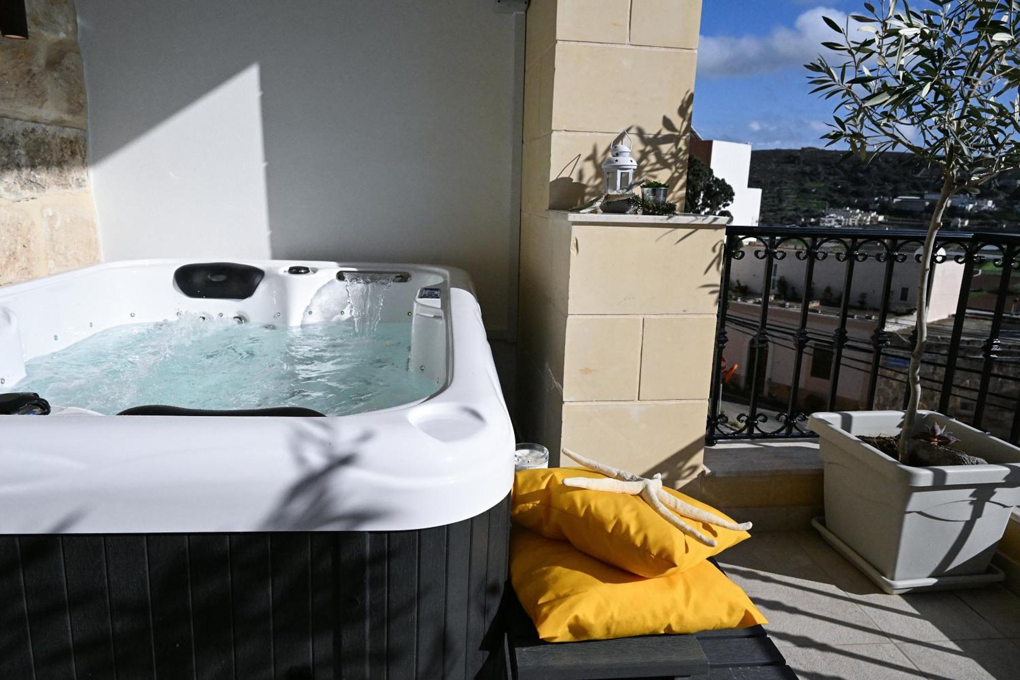 Fl 1 Ta'Lonza Luxury With Hot Tub By Homely Mellieħa Eksteriør billede